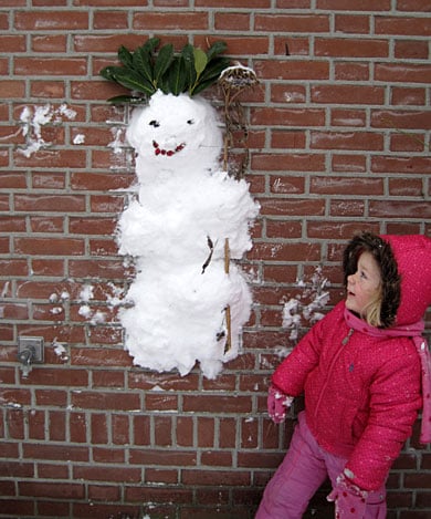 sneeuwpop-op-muur sneeuwpop-op-muur
